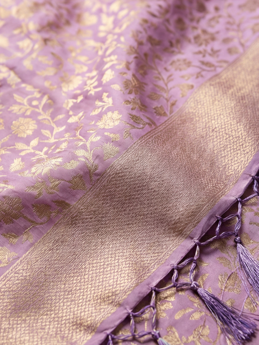 Exquisite Lavender Banarasi Silk Saree with Weaving Work