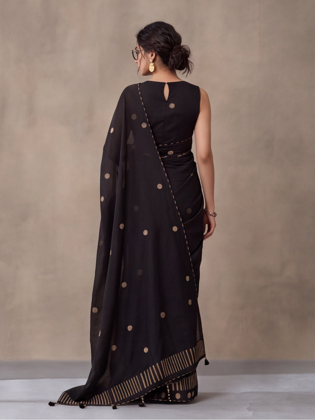 Digitally Printed Abstract & Floral Mul Cotton Saree with Contrast Blouse