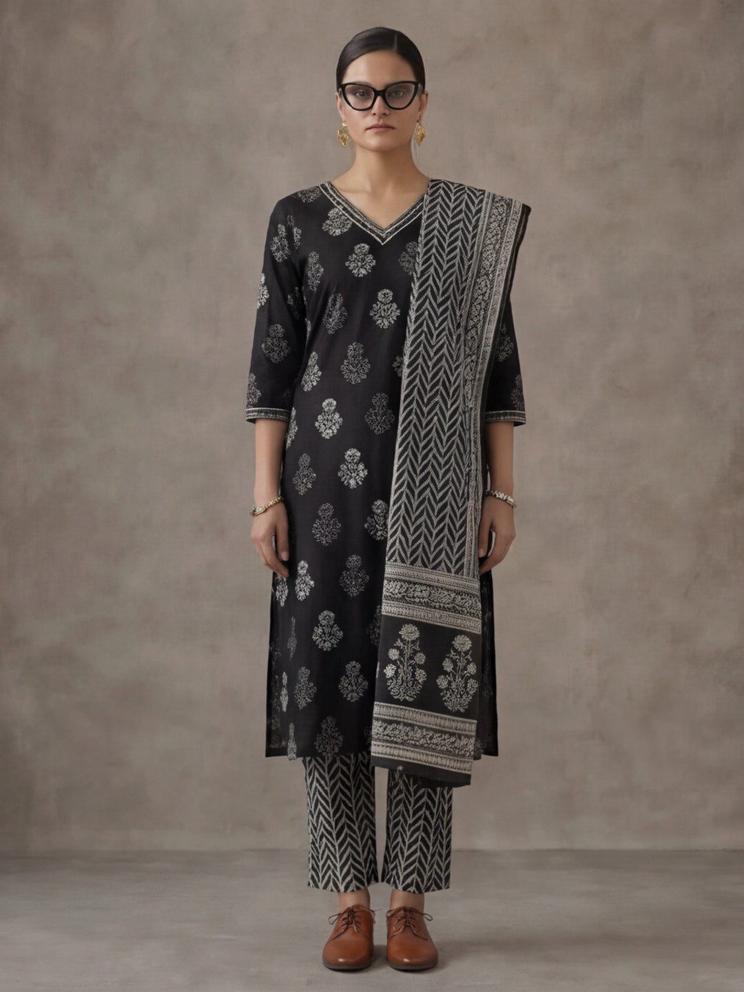 Floral Embroidered Straight Pure Cotton Kurta & Trousers Sets
