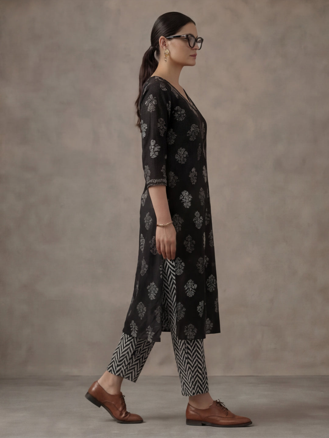 Floral Embroidered Straight Pure Cotton Kurta & Trousers Sets