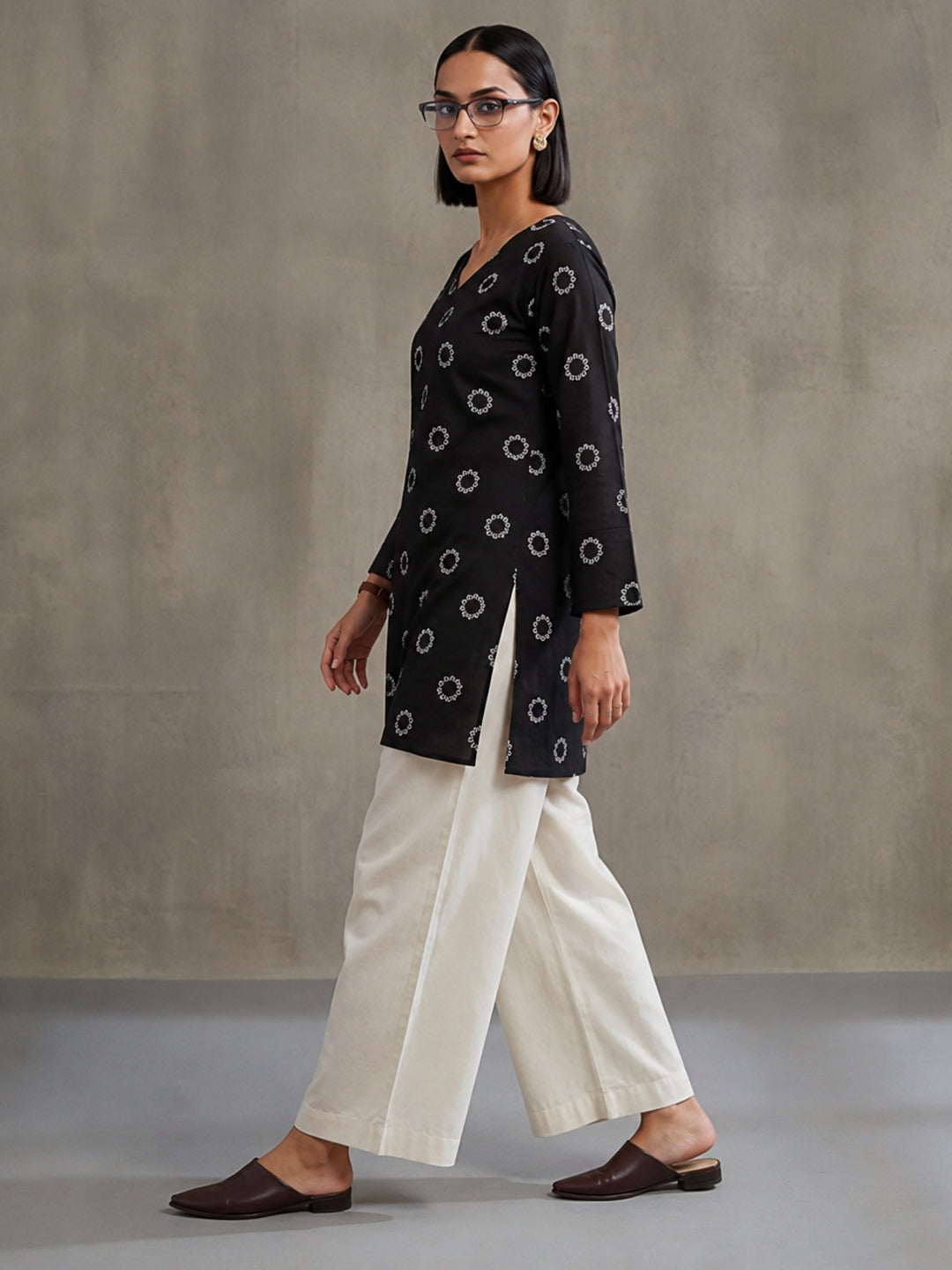 Women's V-Neck Printed Straight Three-Quarter Sleeves Cotton Short Kurti